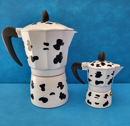 Pack de dos cafeteras de 9 tazas y 1 taza  con estampado de vaca