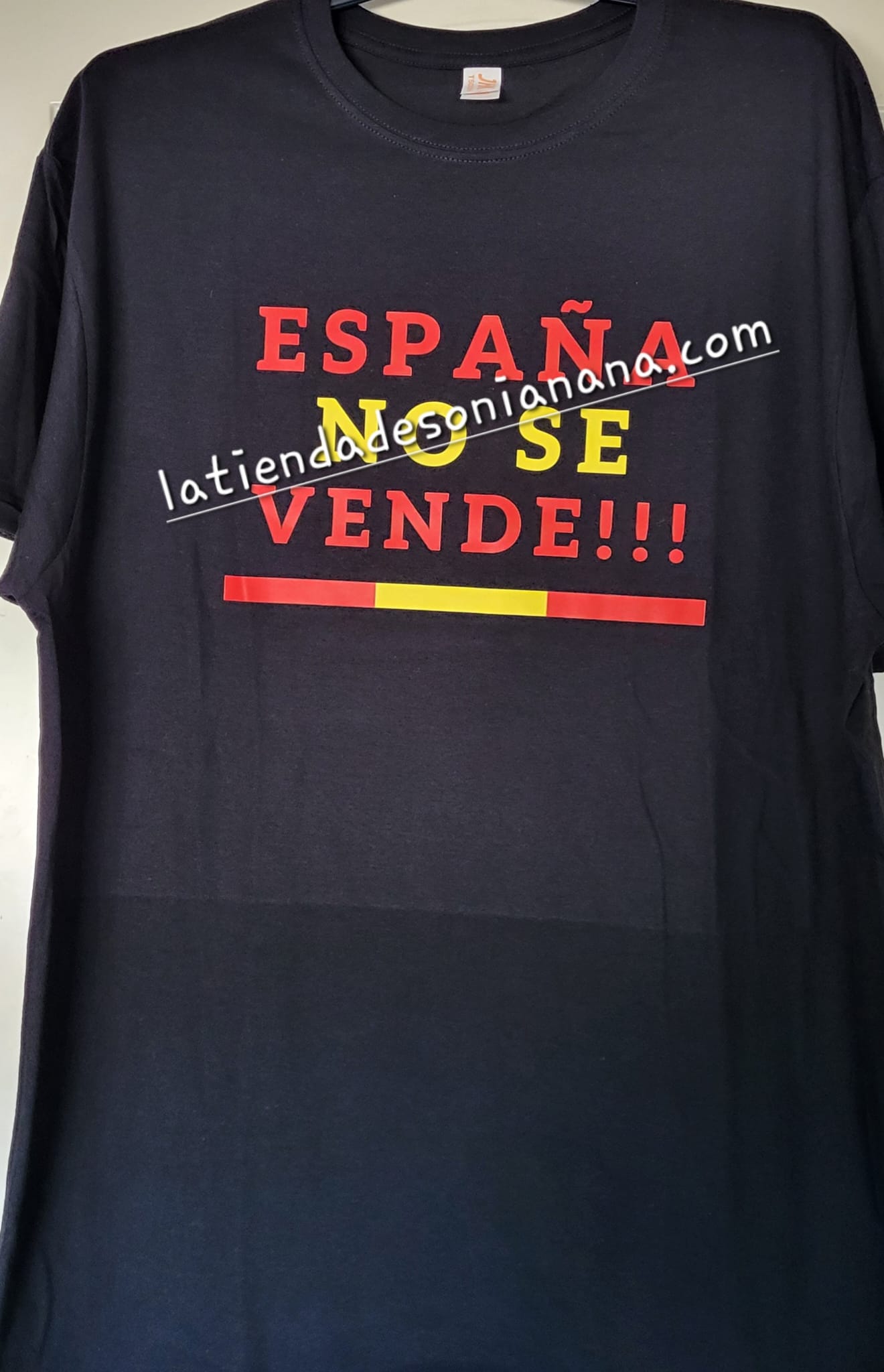 camiseta en blanca y negra "españa no se vende"