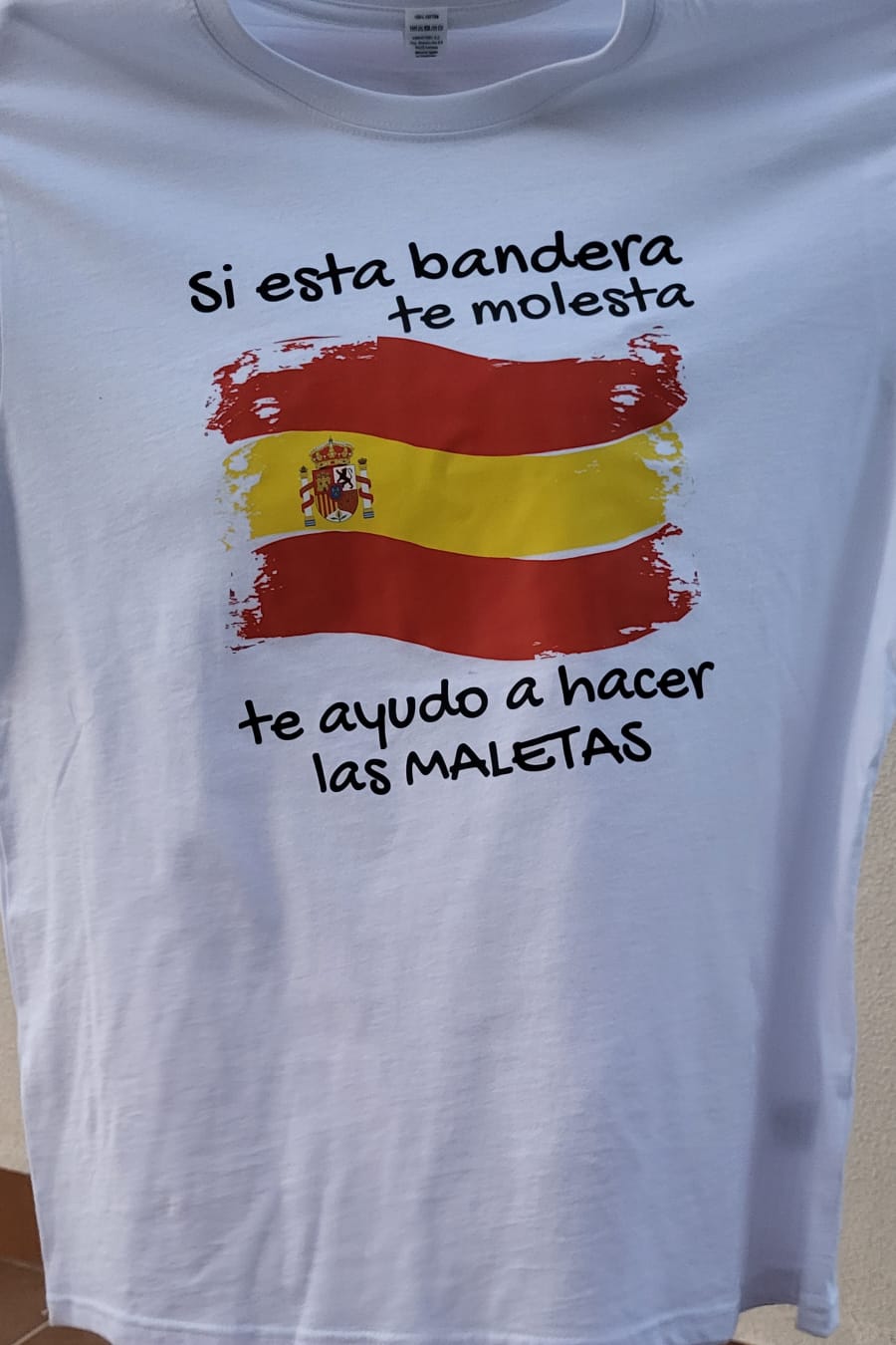 camiseta de manga corta "si esta bandera te molesta ,te ayudo a hacer las maletas"